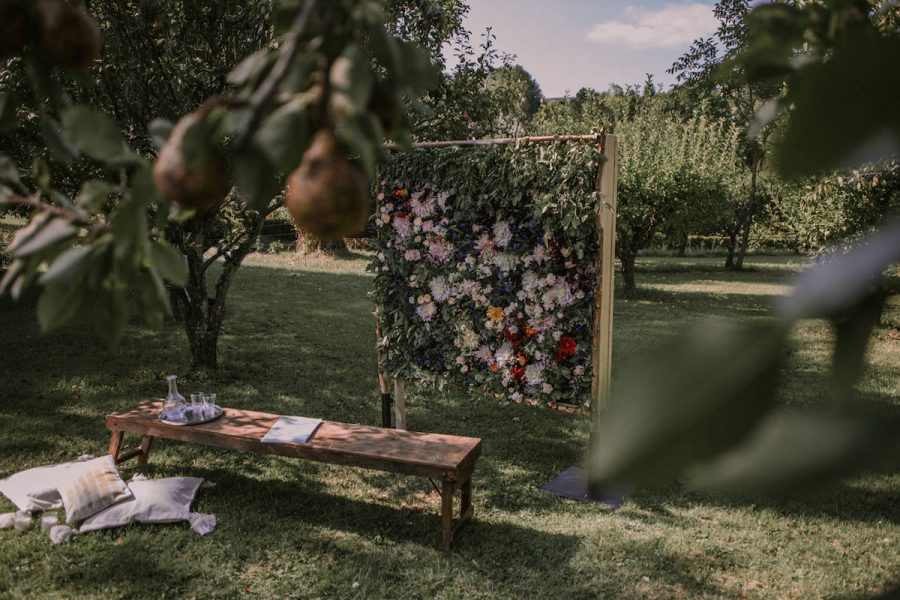 Un mur floral pour les photos au mariage de Carole et Ali.