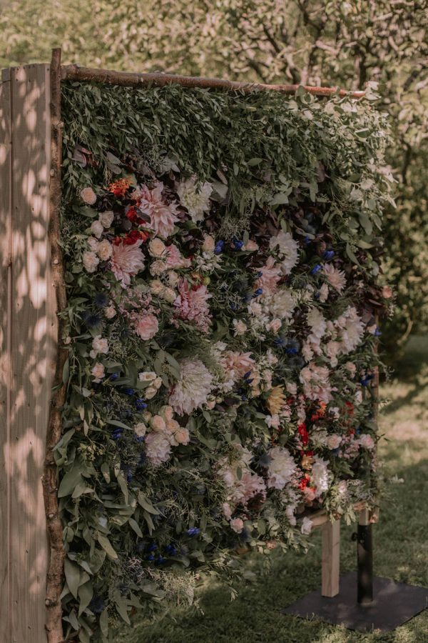 Un magnifique mur de fleurs blanches et roses pour la cérémonie de mariage de Carole et Ali.