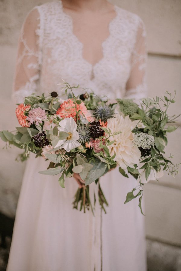 Le bouquet de mariée de Carole, composé de fleurs locales et délicates.