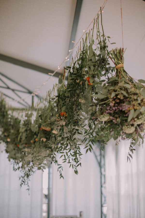 Des bouquets suspendus somptueux pour le mariage de Carole et Ali.