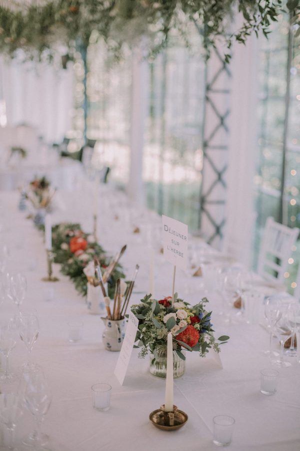 Des centres de table raffinés avec des fleurs locales et des bougies pour le mariage de Carole et Ali.