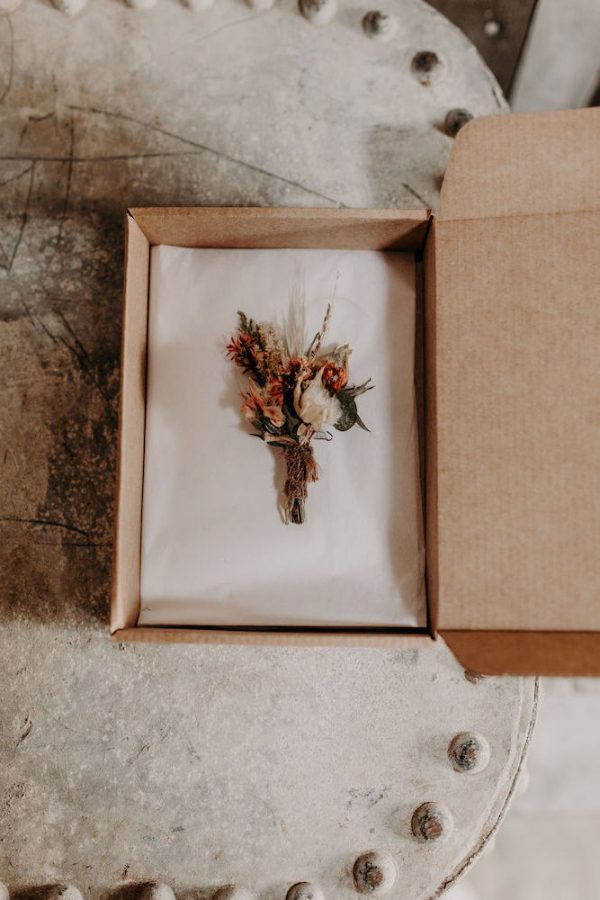 Les bouquets des demoiselles d'honneur alignés avec les fleurs du mariage d'Amandine et Nicolas.