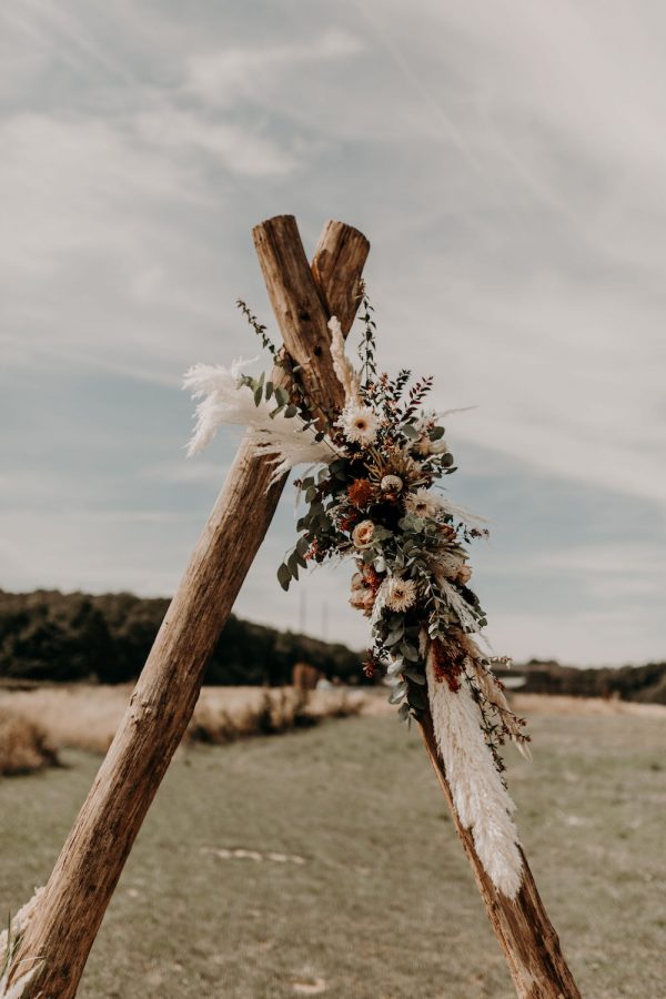 Les détails floraux sur l'arche de cérémonie du mariage d'Amandine et Nicolas.