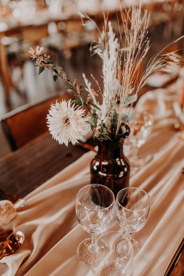 Une vue de la décoration florale sur la table des mariés au mariage d'Amandine et Nicolas.