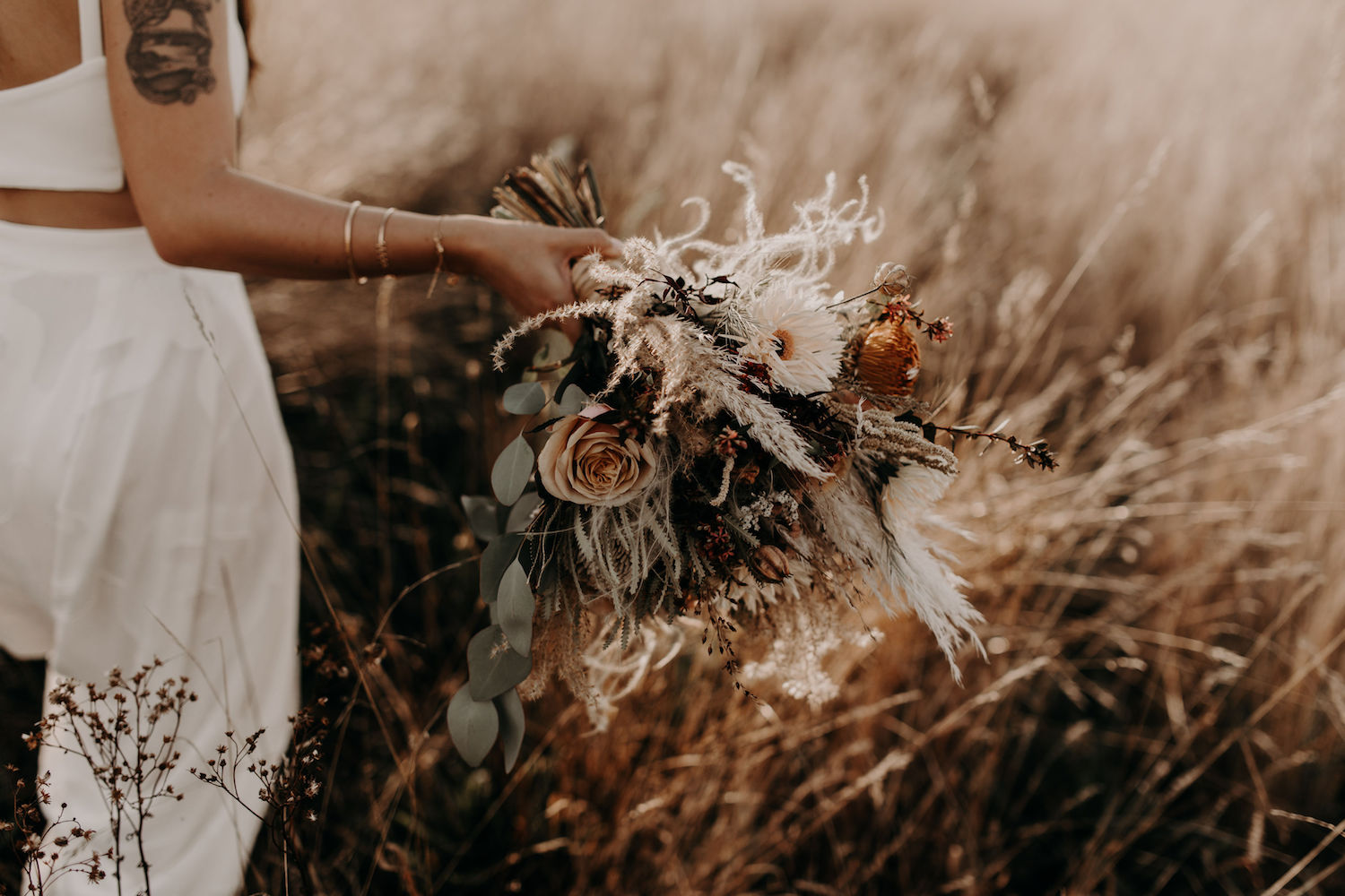 Un bouquet de mariée d'Amandine, plein de fleurs délicates et parfumées.