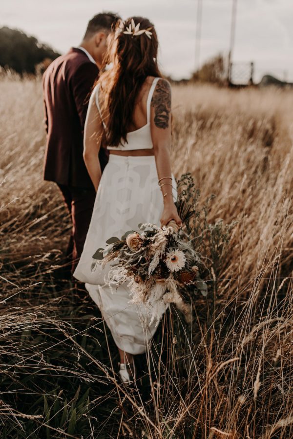 Amandine et Nicolas échangeant leurs vœux dans un cadre floral enchanteur.