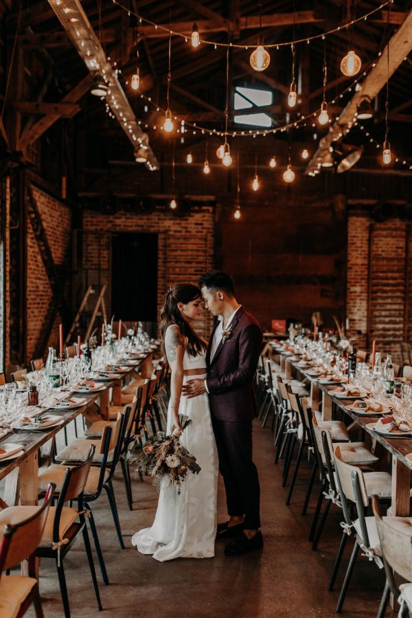 Une table de réception ornée de superbes compositions florales au mariage d'Amandine et Nicolas.