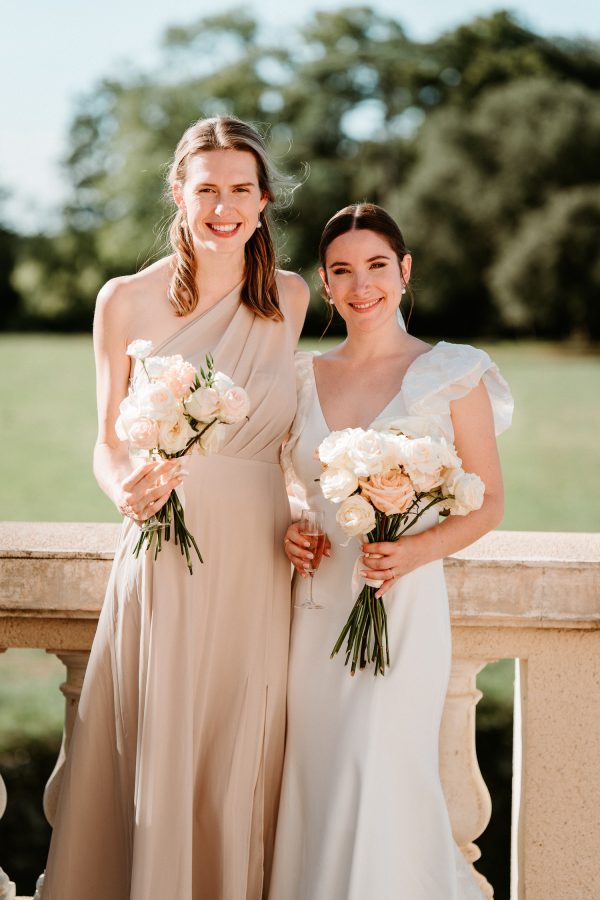 Les demoiselles d'honneur portant des bouquets assortis aux fleurs de mariage de Siobhan et Thibault.