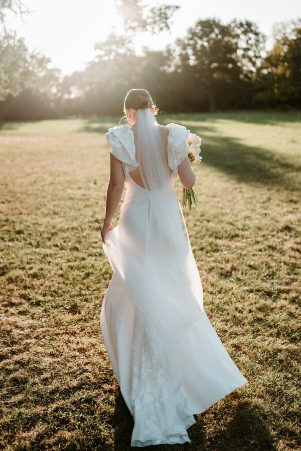 Un cadre floral exquis pour la cérémonie de mariage de Siobhan et Thibault.