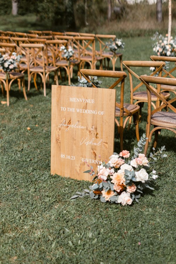 Un arrangement floral spectaculaire pour l'entrée de l'espace cérémonie du mariage d'Angel et Vishal.