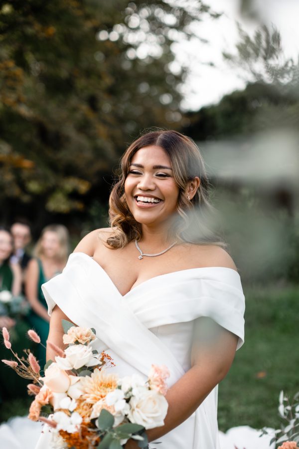 Le bouquet de mariée d'Angel, composé de fleurs locales et raffinées.