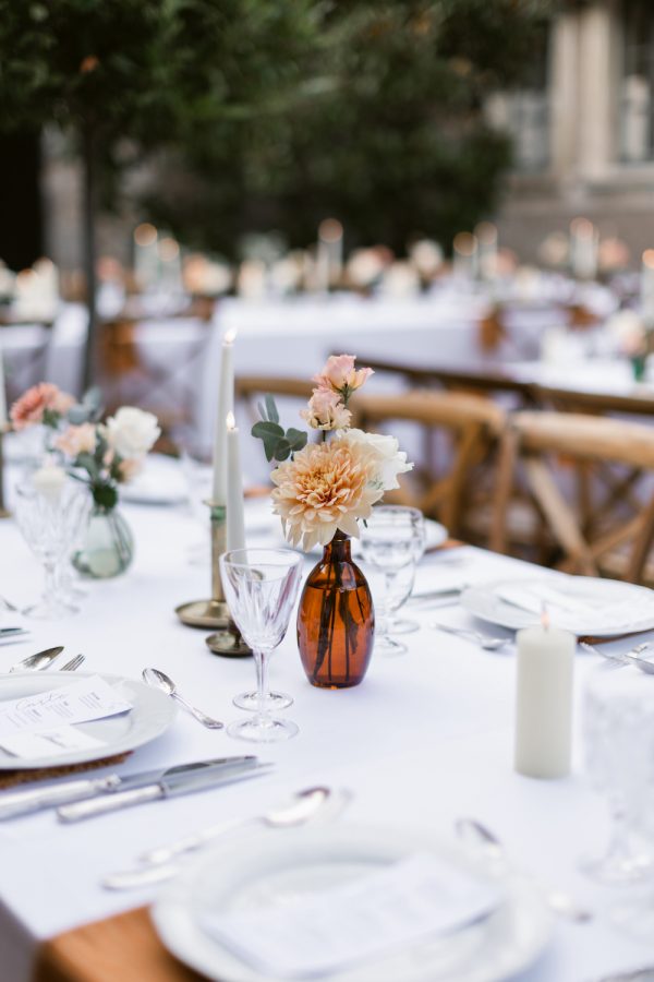 Des centres de table floraux exquis au mariage d'Angel et Vishal.