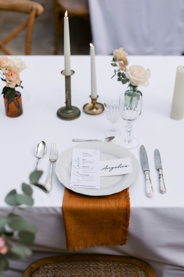 Une table de réception ornée de magnifiques compositions florales au mariage d'Angel et Vishal.