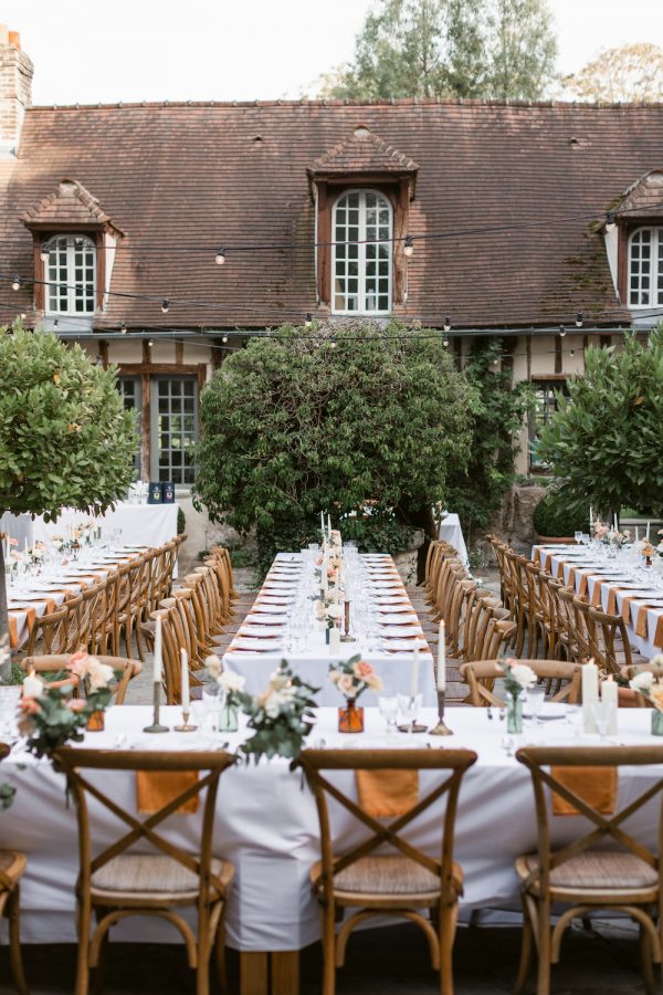 Une vue d'ensemble de la salle de réception du mariage d'Angel et Vishal, décorée avec des fleurs naturelles.