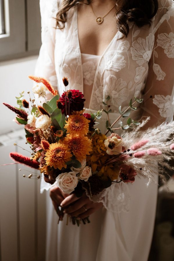 Le bouquet de mariée d'Eva, composé de fleurs locales et délicates.