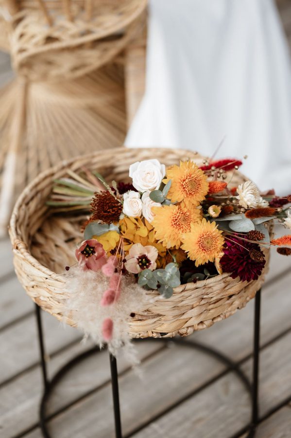 Un cadre floral exquis pour la cérémonie de mariage d'Eva et Xavier.