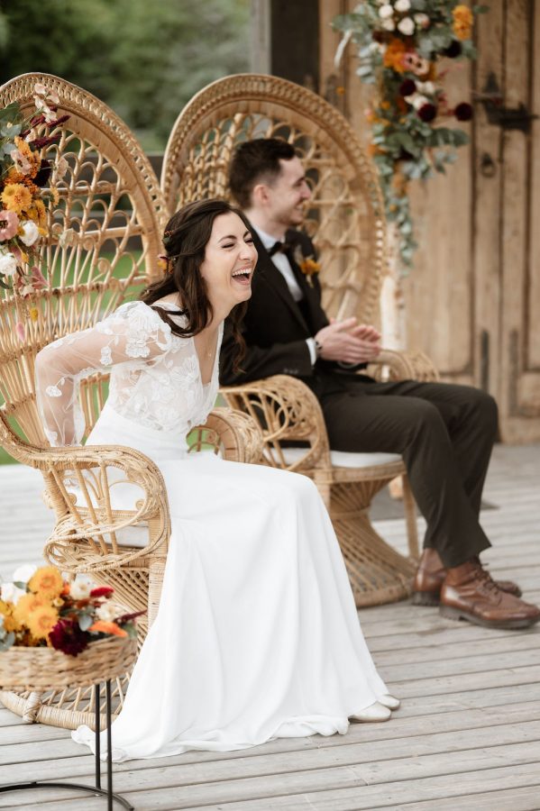 Un moment romantique entre Eva et Xavier sous une arche de fleurs colorées.