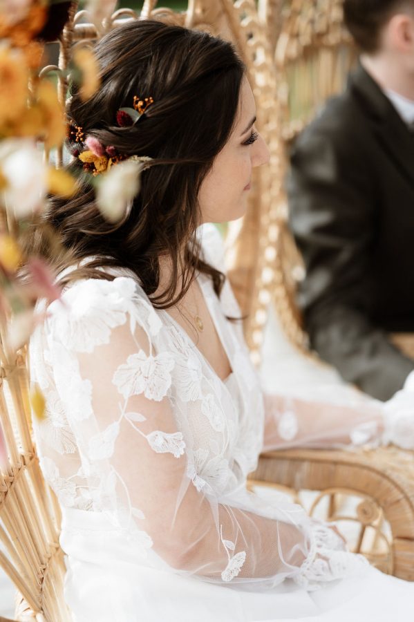 Eva et Xavier échangeant leurs vœux dans un cadre floral enchanteur.