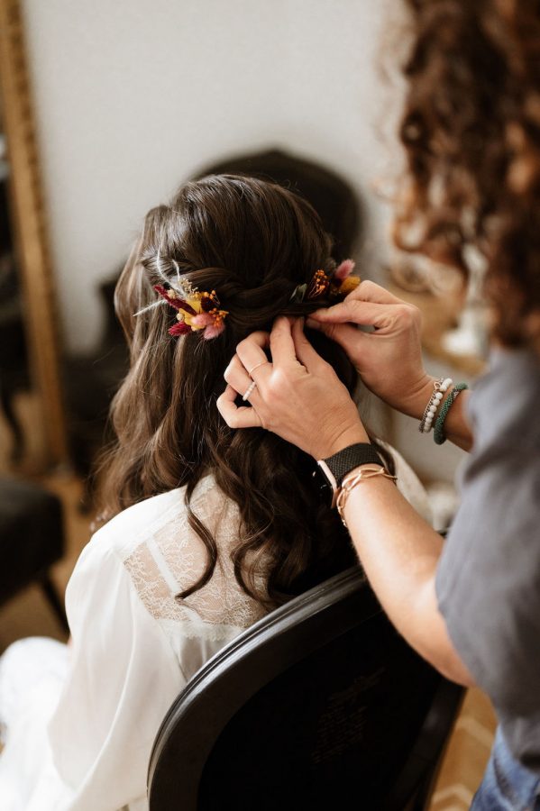 Une magnifique composition florale pour les cheveux d'Eva au mariage d'Eva et Xavier.