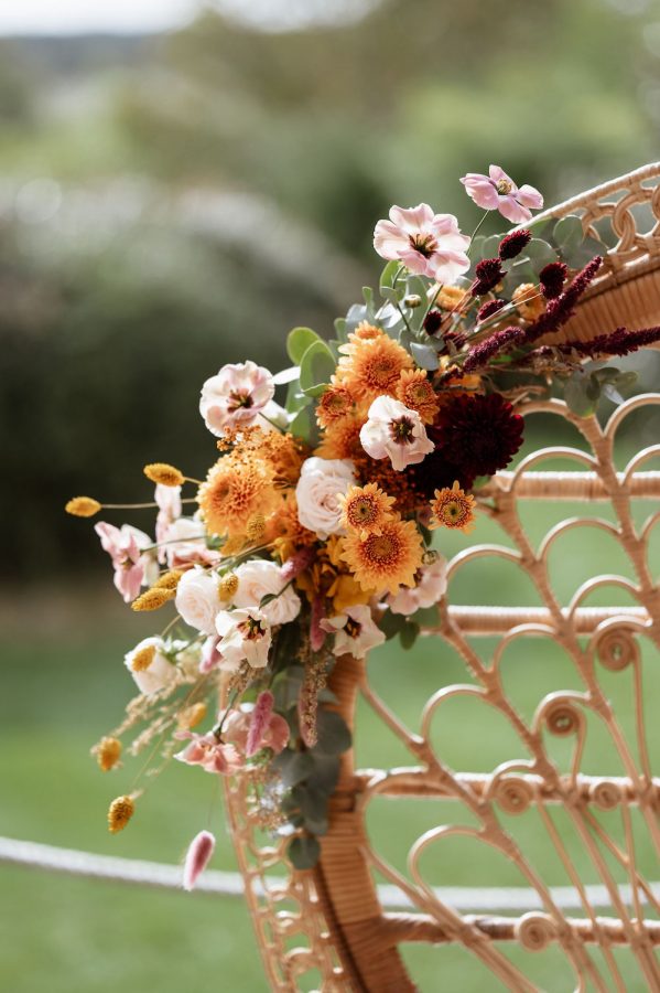 Une magnifique composition florale pour les sièges des mariés au mariage d'Eva et Xavier.