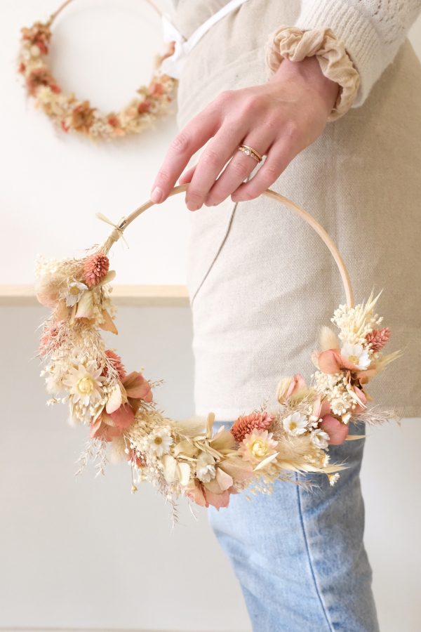 DIY de couronnes fleuries en fleurs séchées.