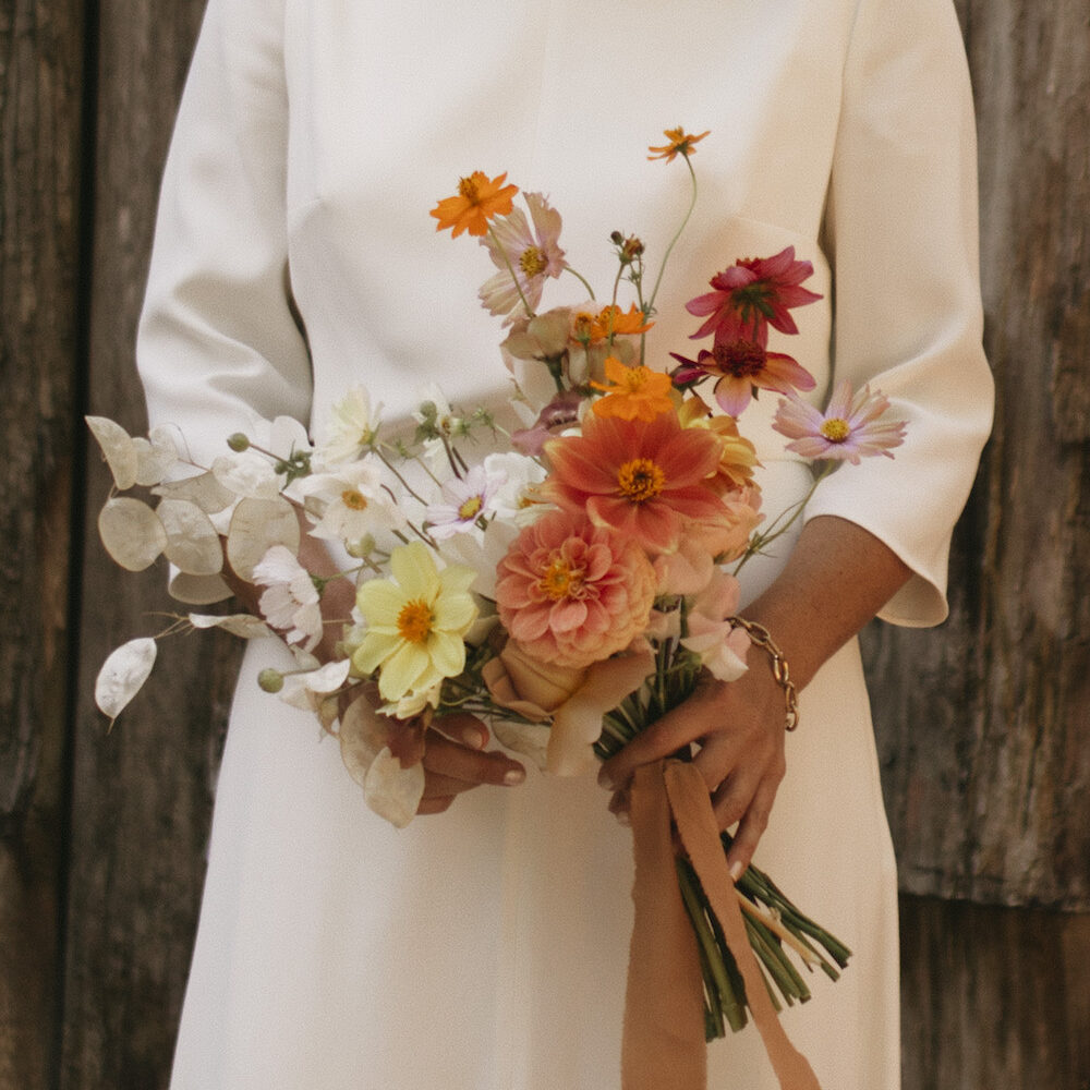 Admirez ce magnifique bouquet de mariée aux fleurs locales et éco-responsables.