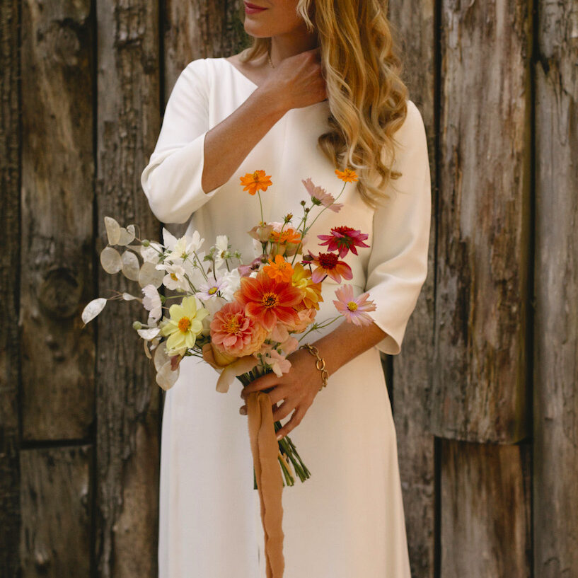 Admirez ce magnifique bouquet de mariée aux fleurs locales et éco-responsables.