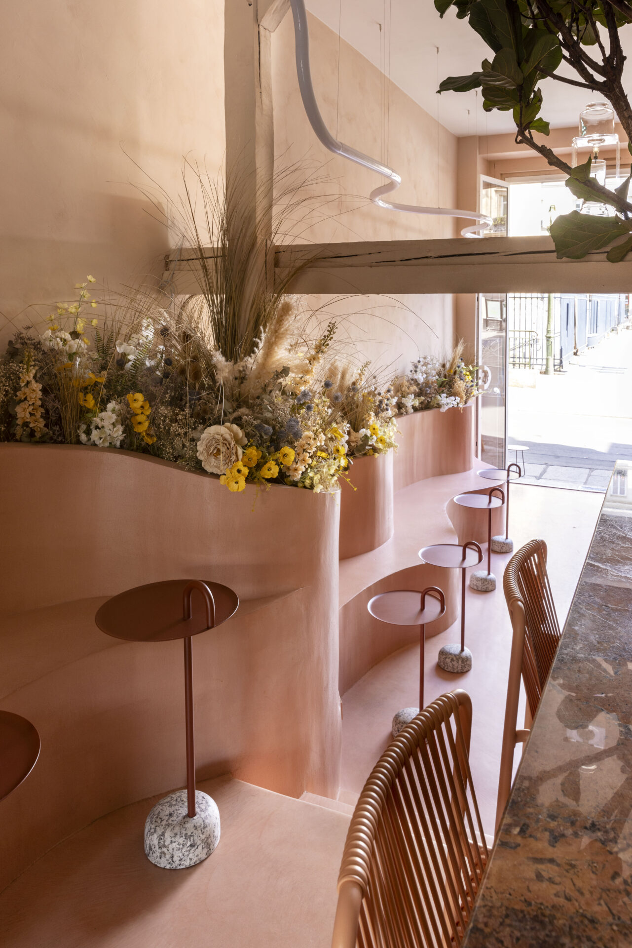 Une élégante décoration florale de table, parfaite pour un mariage ou un événement.