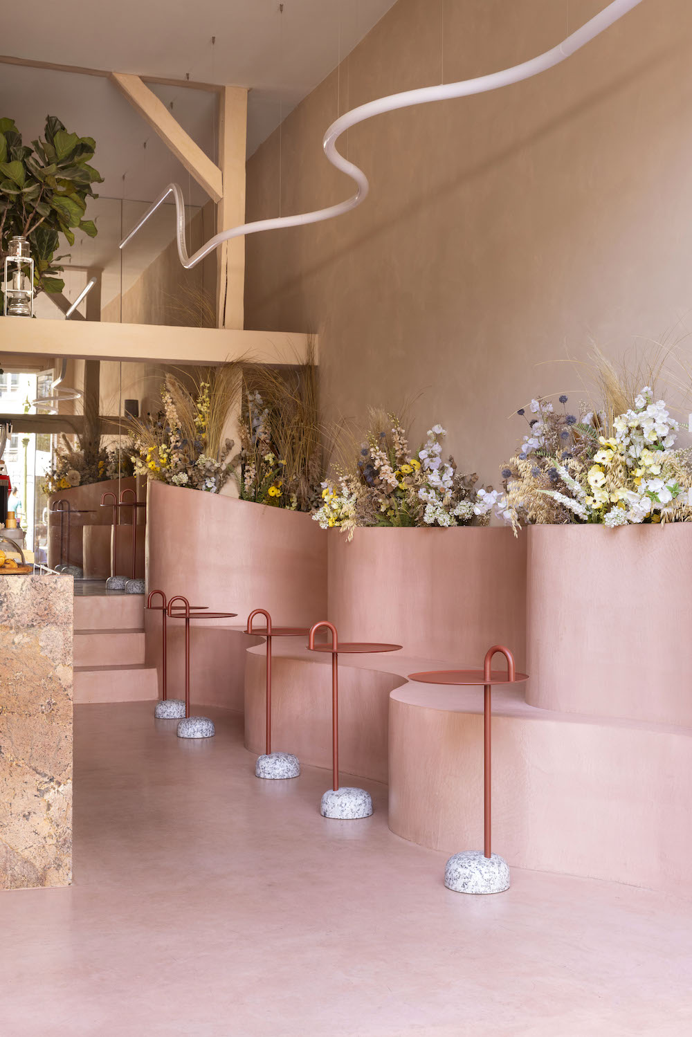 Une élégante décoration florale de table, parfaite pour un mariage ou un événement.