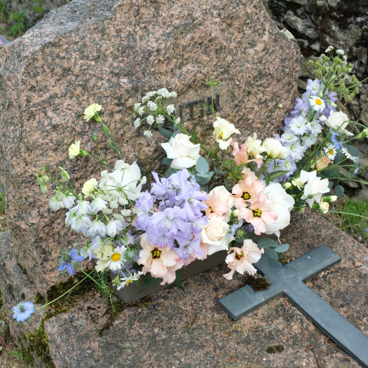 Un bouquet de deuil composé exclusivement de fleurs de saison, pour une touche authentique.