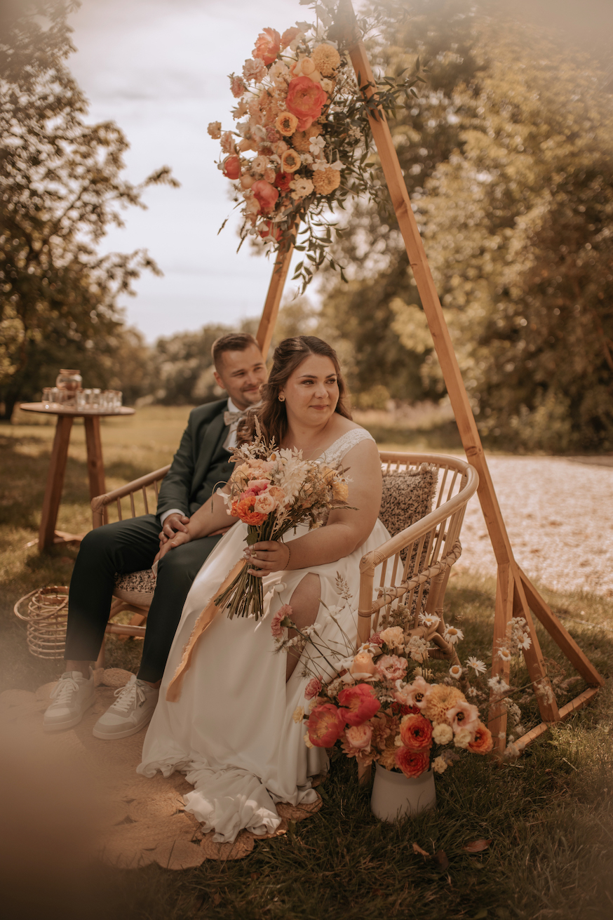 Couple mariage cérémonie laïque - fleuriste les herbes hautes