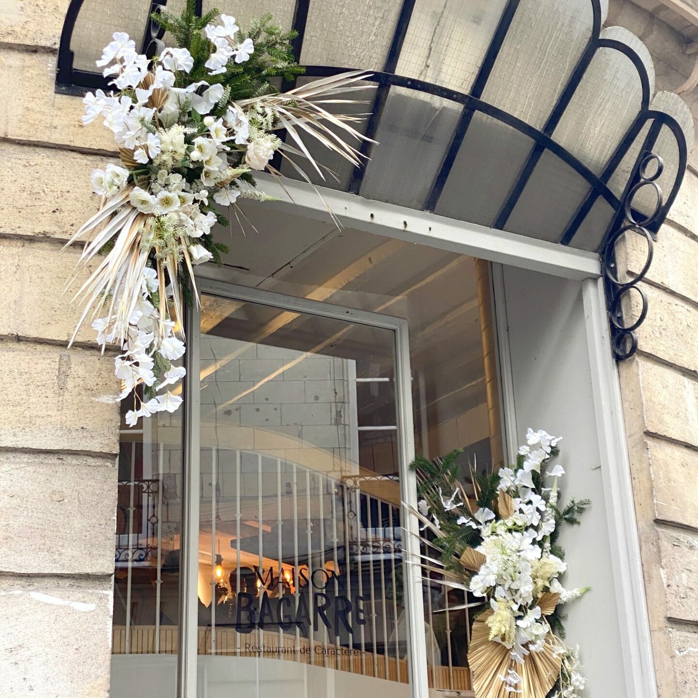 Une décoration florale élégante pour tout type de vitrine et devanture, personnalisée selon vos envies.