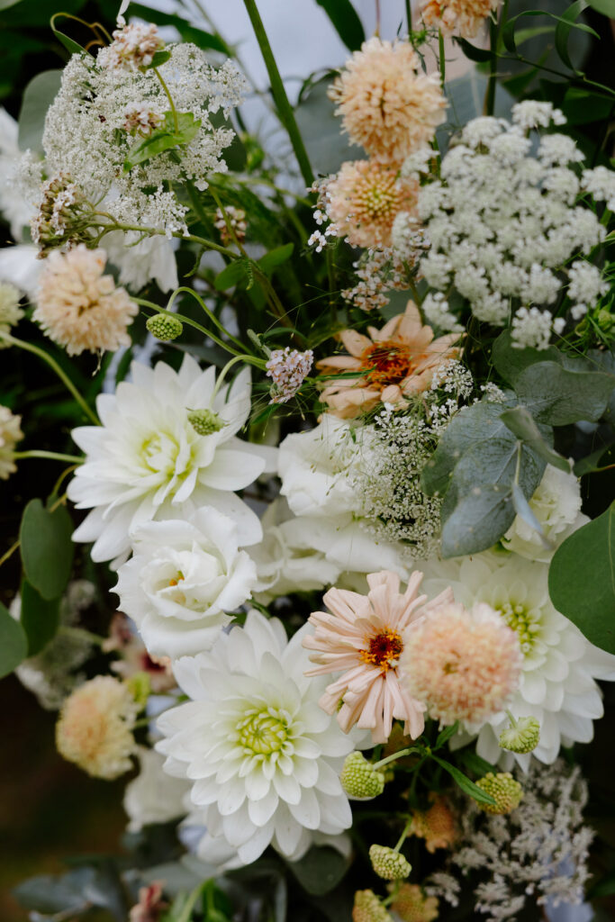 Décoration florale de mariage en Normandie avec les herbes hautes