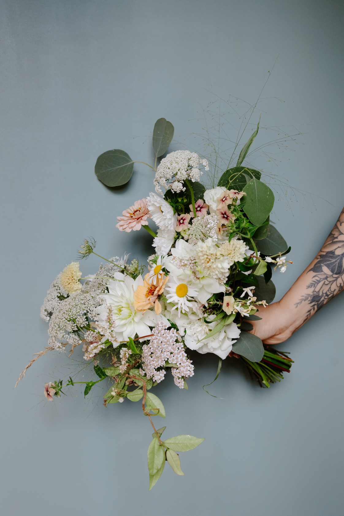 Décoration florale de mariage en Normandie avec les herbes hautes