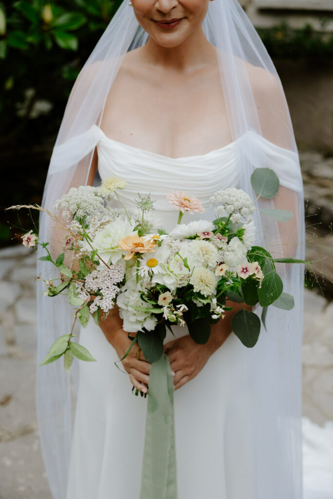 Décoration florale de mariage en Normandie avec les herbes hautes