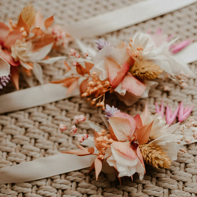 Découvrez le DIY bracelet de fleurs séchées.