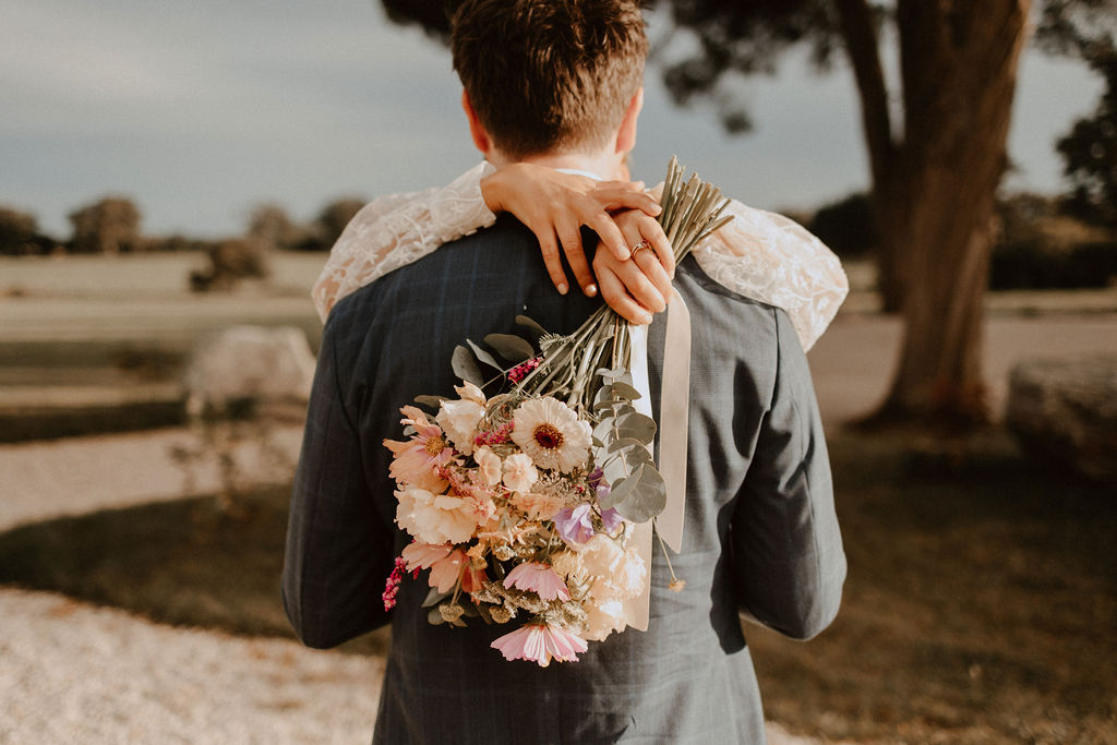 Gros plan sur le bouquet de mariage d'Alice.