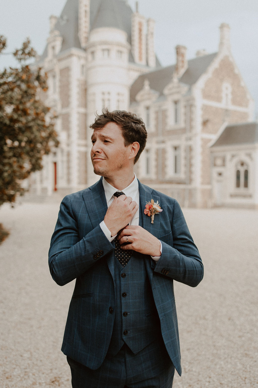 Alice et Clément mariage au chateau de montreuil - fleuriste les herbes hautes