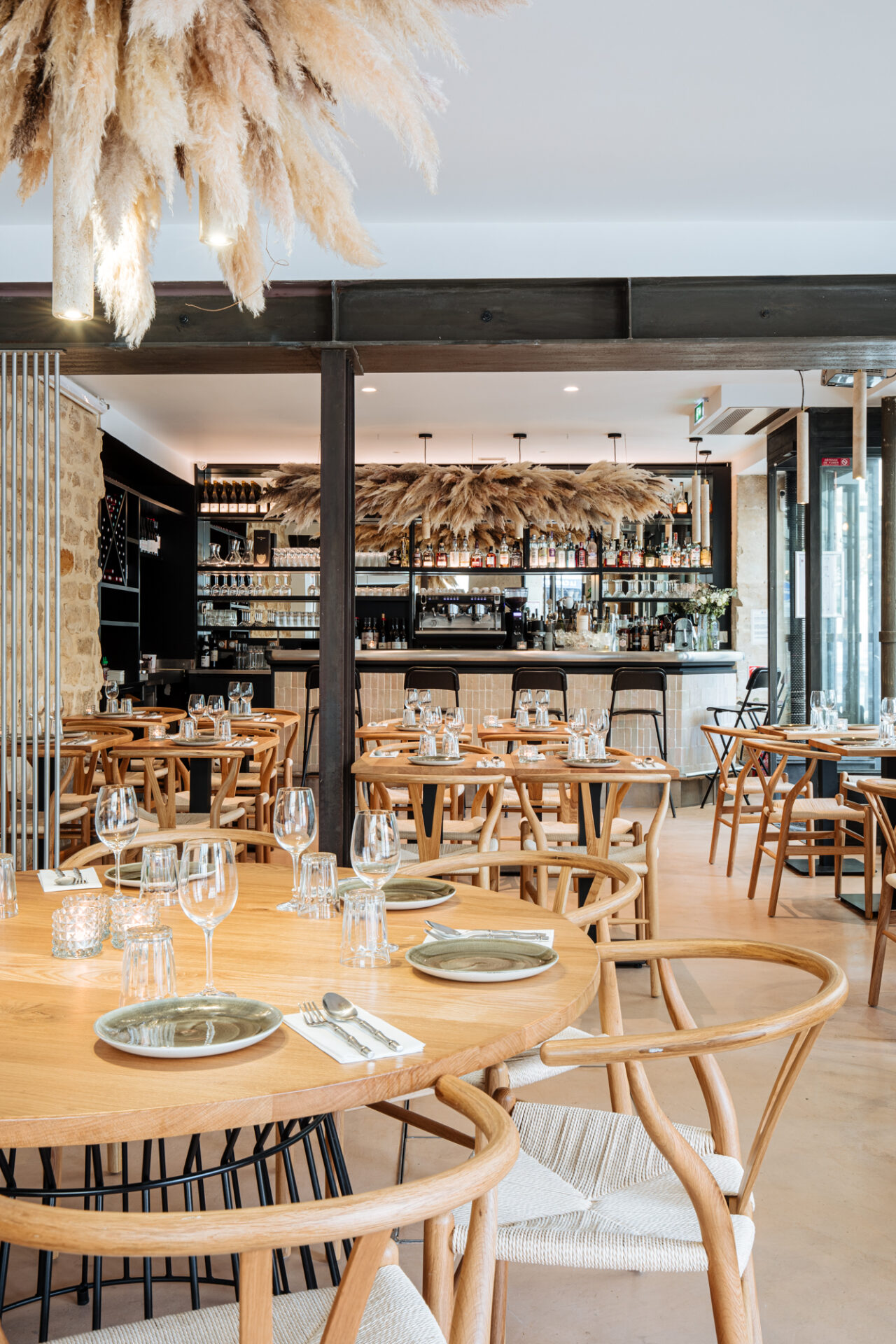 Une décoration florale élégante pour votre restaurant, personnalisée selon vos envies.